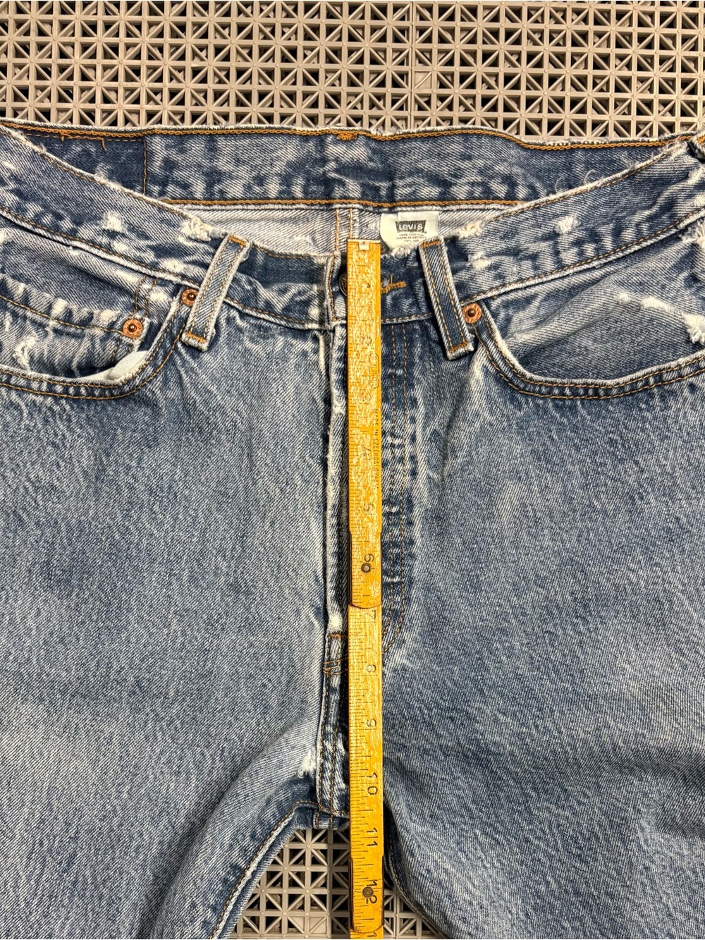 Vintage Levi's 501 Medium Wash Button-Fly Blue Jeans - Y2K - Picture 10 of 15